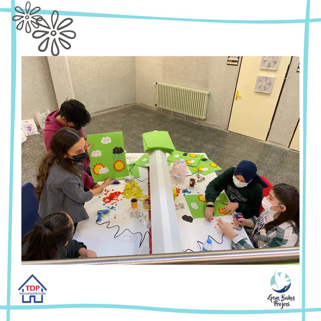 TDPBilkent's tweet photo. Genç Bakış Projesi olarak liseli ve üniversiteli gönüllülerimizle beraber Hayal Köprüsü Projesini ziyaret ettik.💙 Bu ziyaretimizde Hayal Köprüsü Projesinin çocuklarının hava durumlarını öğrenmeleri için keçeden hava durumu kartları hazırladık.⛅🌧
#iyikitdp https://t.co/EwMw1mUbj7