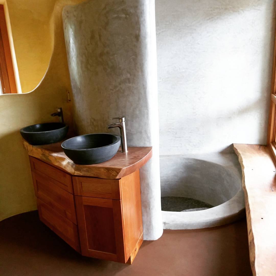 buildnaturally's tweet photo. #homestead features #strawbale walls for exceptional insulation
#cob walls, #adobefloors &amp; #clayplasters reduce temp swings AND regulate humidity
#passivesolardesign captures sun's heat in winter &amp; prevents summer heat gain
result=60% less energy consumption
#boom #buildnaturally https://t.co/YlE0DG14Gi