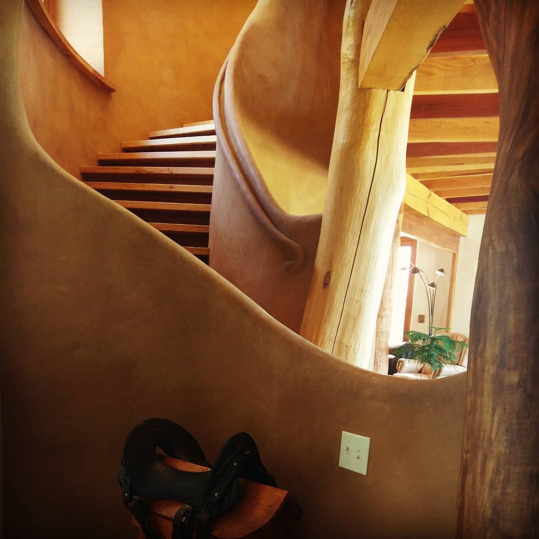 buildnaturally's tweet photo. #homestead features #strawbale walls for exceptional insulation
#cob walls, #adobefloors &amp; #clayplasters reduce temp swings AND regulate humidity
#passivesolardesign captures sun's heat in winter &amp; prevents summer heat gain
result=60% less energy consumption
#boom #buildnaturally https://t.co/YlE0DG14Gi