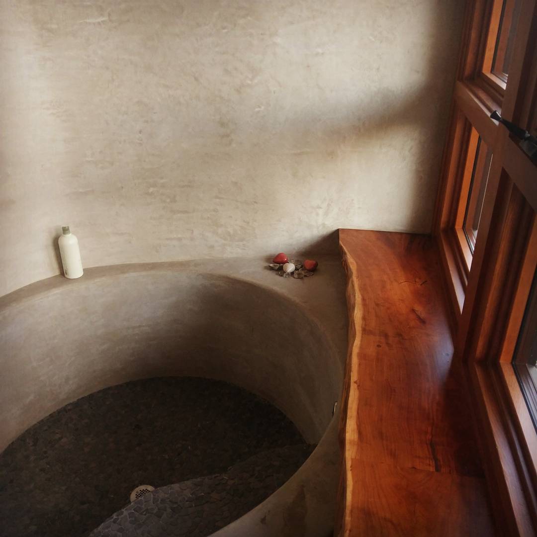 buildnaturally's tweet photo. #homestead features #strawbale walls for exceptional insulation
#cob walls, #adobefloors &amp; #clayplasters reduce temp swings AND regulate humidity
#passivesolardesign captures sun's heat in winter &amp; prevents summer heat gain
result=60% less energy consumption
#boom #buildnaturally https://t.co/YlE0DG14Gi