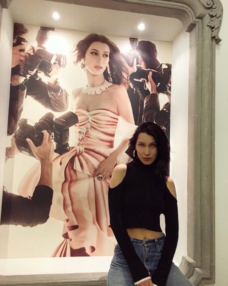 hadidrchive's tweet photo. she is her biggest fan https://t.co/lf30bP2mkN
