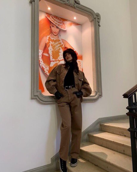 hadidrchive's tweet photo. she is her biggest fan https://t.co/lf30bP2mkN