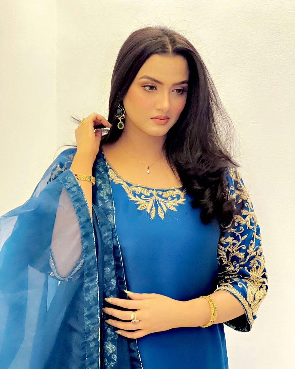 Kiran Tabeer looks sizzling in this blue silk! 