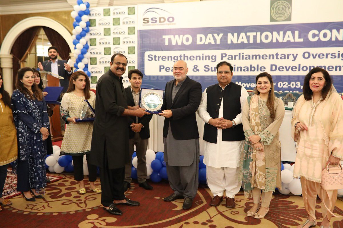 SSDOPakistan's tweet photo. Honorable Member Punjab Assembly Syed Hassan Murtaza presenting shields to the participants in closing ceremony of National Parliamentary Conference on Peace &amp; Sustainable Development. #peace #Assembly @S_HassanMurtaza @MediaCellPPP @PPP_Org @SyedNasirHShah @BBhuttoZardari https://t.co/smgUEItBKR