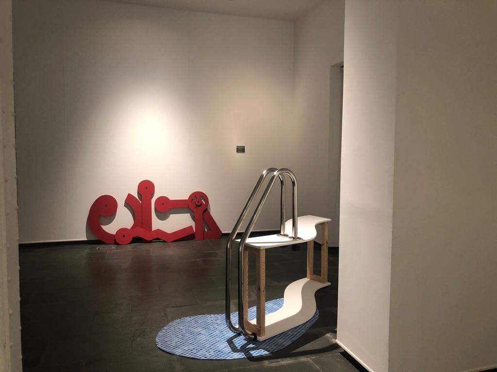 En la <a href="/Galeria_ih/">GaleríaIsabelHurley</a> podremos ver "Hijos del relax", que analiza a través de la arquitectura, la transformación urbanística de la Costa del Sol tras el "boom" de la industria turística. Cambios que han afectado a la identidad de sus habitantes, incluido Antonio R. Montesinos 🧑🏻‍🎨