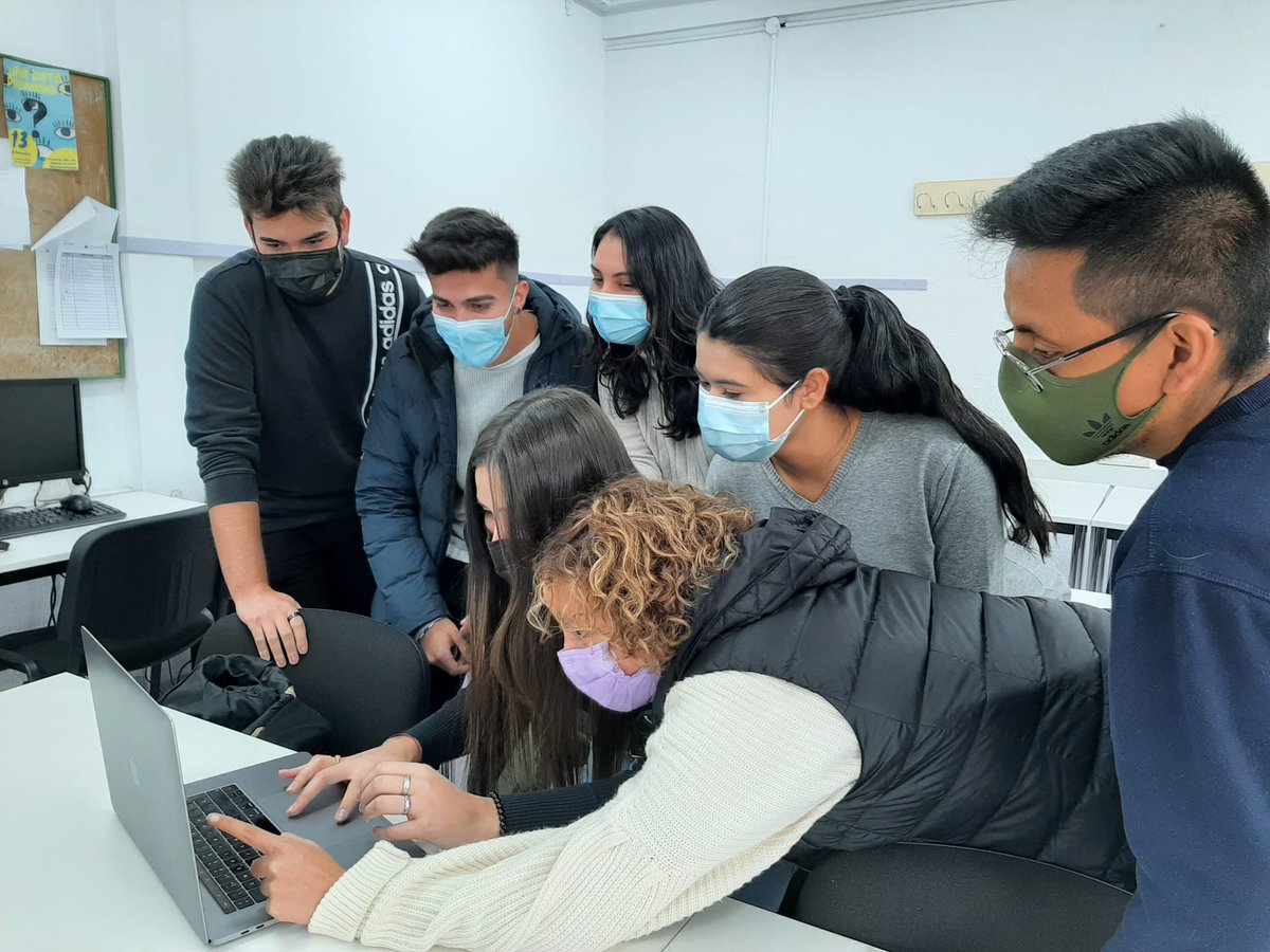 IESTETUAN's tweet photo. Alumnos de 2°GAD en pleno trabajo colaborativo de creación del comic en inglés para el concurso de Halloween. https://t.co/HmuJlPxFRd