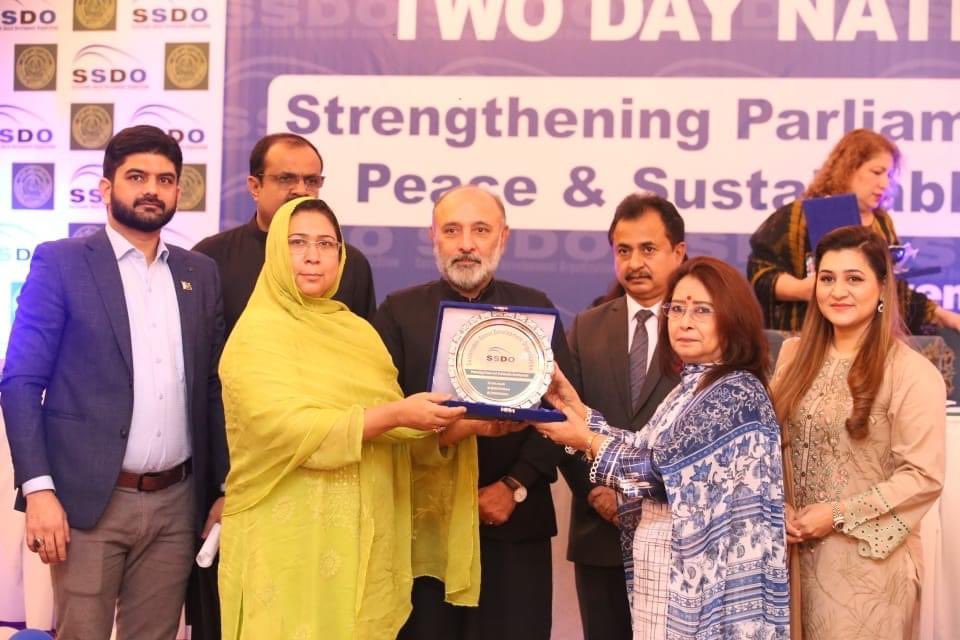 SSDOPakistan's tweet photo. Honorable Deputy Speaker Sindh Assembly Ms. Rehana Laghari distributing shields to participants of National Parliamentary Conference on Peace &amp; Sustainable Development. #Peace #Assembly @SecretariatSDGs @SindhSDGs @PPP_Org @manglasharma41 @SYABukhari @S_HassanMurtaza https://t.co/jIFwAVpISW