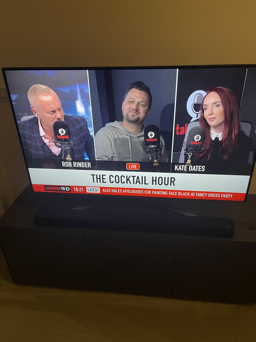 JohnnySeifert's tweet photo. As the BIGGEST @bbceastenders fan I am proper fan girling that first @RobbieRinder knows #KateOates and then second that she is on @talkRADIO right now
#Eastenders https://t.co/icd98mi8WH