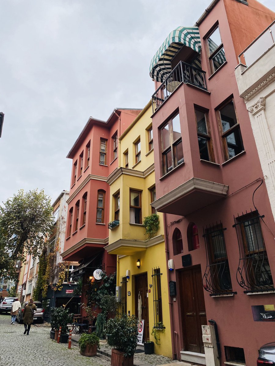 kadriyeey07's tweet photo. Severiz mavi gökyüzünü ve renkli hayalleri 🌈 https://t.co/2JSKlKkIYb