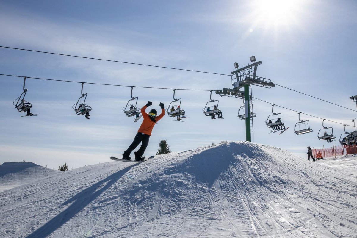 IAmASnowSeeker's tweet photo. When snow school is in session it means no lines for you!
These Edmontonians wanted to learn a few tricks to up their #SkiNorthAB skill.
And boy, did @SnowValleySki deliver➡️ https://t.co/dPWoQEFhHn
#SVMemoryMakers #SnowValleyYEG #explorealberta @TravelAlberta @wilderxness https://t.co/Vim7C3RXqY