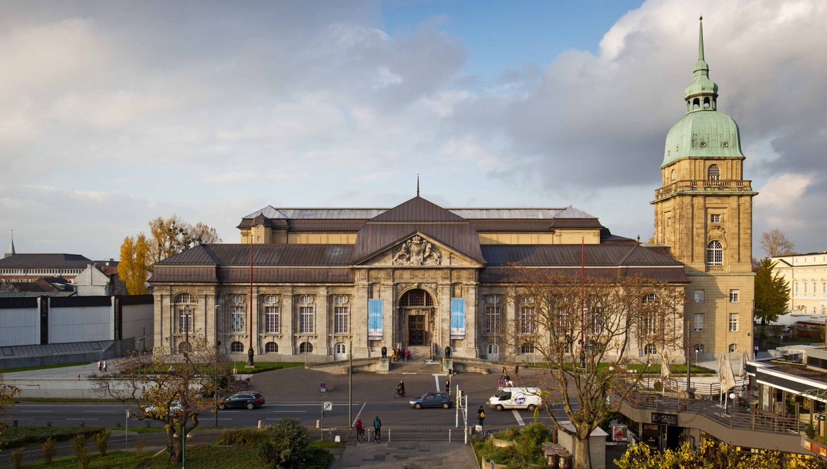 Cunynchen's tweet photo. Hessisches Landesmuseum Darmstadt from 1906, Germany. Built with @fisch_linus 

@HeroPixels
 #Minecraft #minecraft建築コミュ https://t.co/2OfaWQlp8B