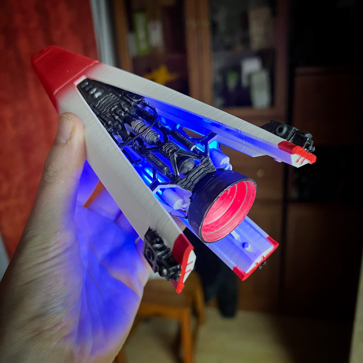 Not much making lately. A lot of #life happening right now, but had a little time to progress with this small project.

3 LEDS only with a 9V battery embedded in the nose. 

#nosanding #nopriming #rawprint #theexpanse #razorback