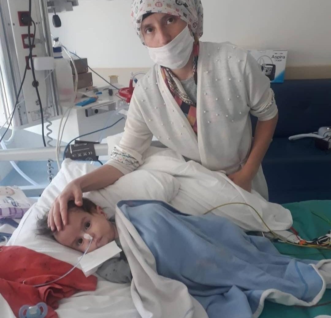 Muzaffereumutol's tweet photo. Böylesine Acı Bir Haberi Sizlerle Paylaşmak İstemezdik,
Ama Ne Varki Hayat Çok Acımasız

Muzaffer Bebeğimizin Sevgili Annesi Emine Hanım Oğlunun Çektiği Acılar Karşısında Daha Fazla Dayanamadı ve
Hayatına Son Verdi😭
Muzaffer Önce Allah'a
Sonrada Bize Emanet.

#MuzafferBizeEmanet https://t.co/nYaO1ugEfw