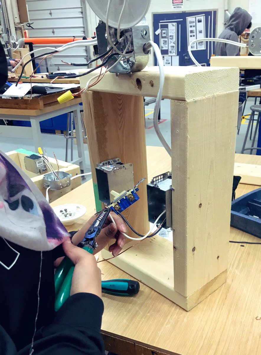 pressneil1's tweet photo. Mr. P and his Ss electrical unit.  Nice to see girls in the shop #STEM @girlssteminst #DiversityandInclusion @SLSSYRDSB @AJ_Gonzalez13 @JulieBoulton12 @DarrenAbenstein @MrH242 @YRDSB @TDSB_STEM @MakerspaceNear @Makerspaces_com @GirlsStem4 @ZevPress @tdsboyap https://t.co/jxm9pr34di