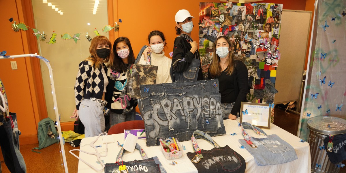 Fashion Merchandising students honor alumna at holiday pop-up shop-raising over $2,000 in sales and donations for charity: fal.cn/3jZcc