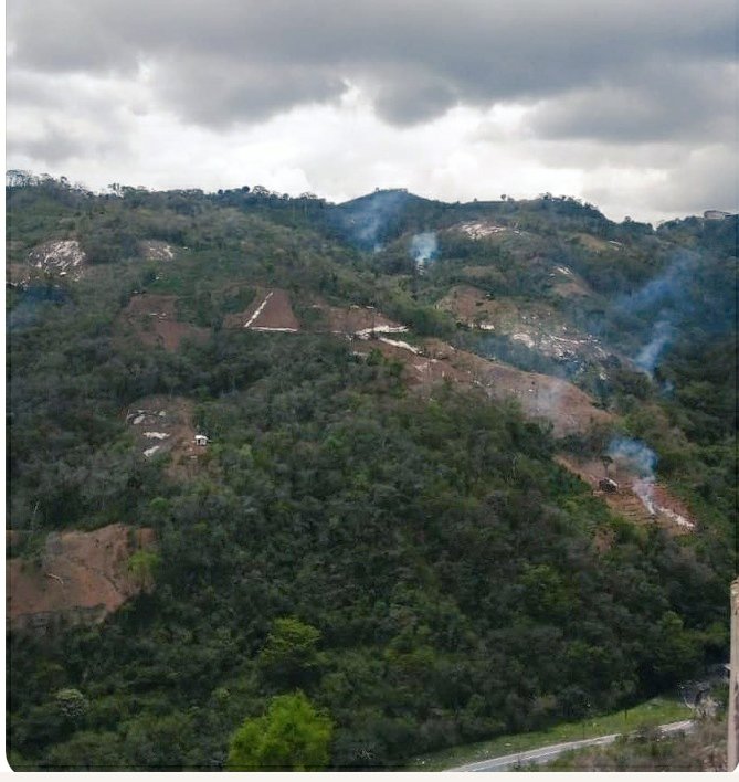 Ante la mirada indolente del <a href="/minec_oficial/">MINEC Oficial</a> <a href="/MP_venezolano/">Ministerio Público</a> <a href="/MirandaGob/">Gob Miranda</a> y @atencion_sucre <a href="/JoseVRangelA/">José Vicente Rangel A</a> <a href="/PoliciaMiranda1/">Policía del Estado Bolivariano de Miranda</a> <a href="/ZMiranda43/">ZODI Miranda 43</a> las montañas del Parque Caiza están siendo destruidas

Sin Socialismo/ Con Socialismo