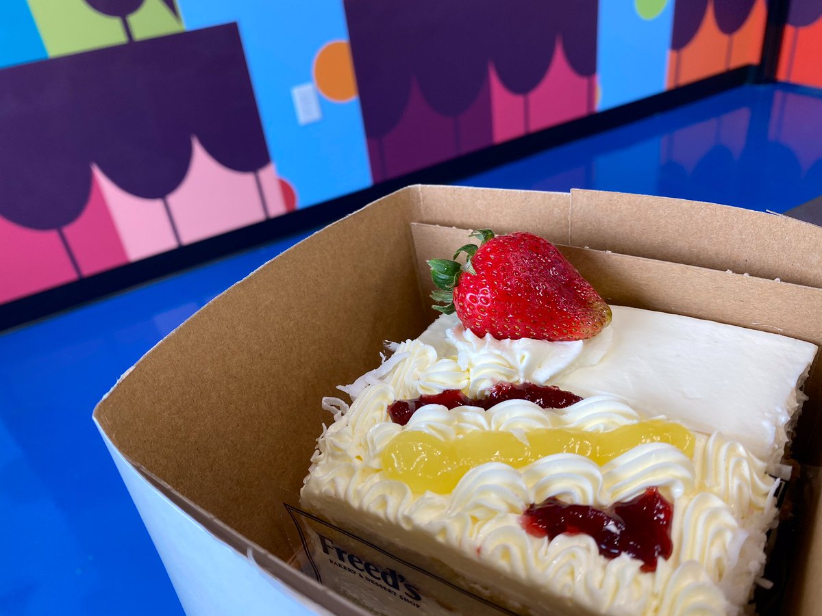 first customer at <a href="/freedsbakery/">Freed's Bakery</a> #DTLV/ <a href="/ArtsDistrictLV/">18b - Arts District</a> this morning 😊

welcome to the neighborhood!