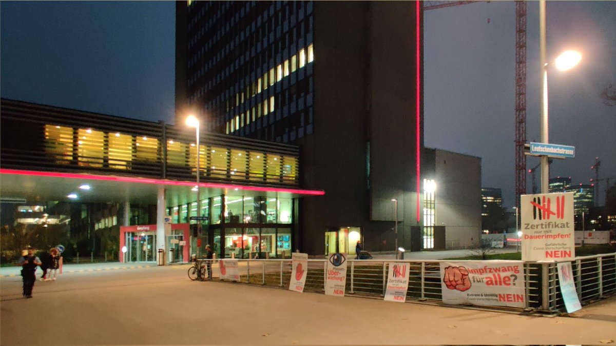 NoldiSchweizer's tweet photo. Das Empfangskomitee für die #SRF Abstimmungs-Arena beim #Fernsehstudio #Zürich.😎
🛑#Diskriminierung #Zertifikatspflicht
#srfarena #Abst21 #CovidGesetz #Covid19Gesetz #CovidGesetzNein https://t.co/LbpnbQTIH1