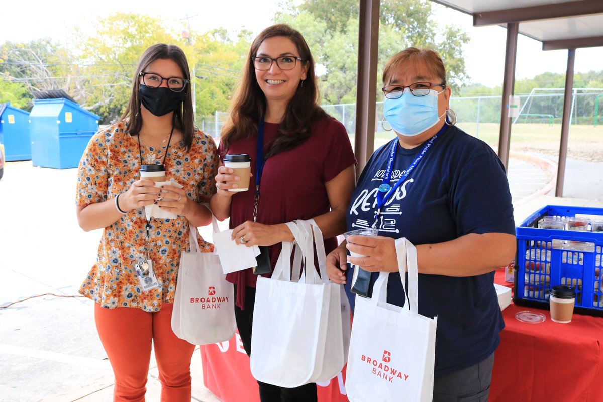 CarelineTamayo's tweet photo. In the spirit of Thanksgiving, Broadway Bank sponsored a coffee truck to show their appreciation for our faculty and staff at @NISDGlenoaks this week. Also, big thanks to @KentonineC for donating food bags with gift cards for our families from her church for Thanksgiving! <3 https://t.co/9Vef1KZ55y