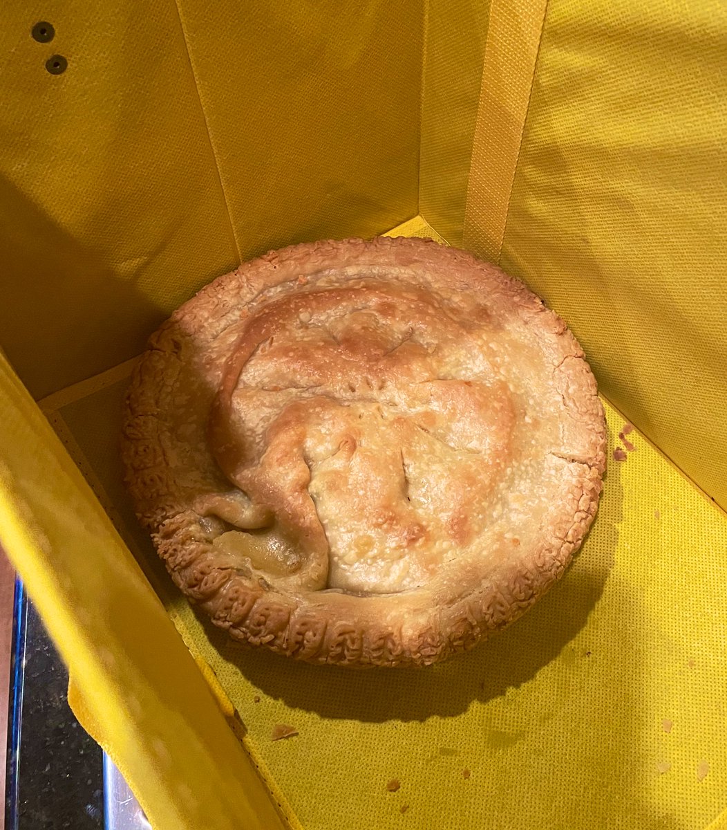 IAmSophiaNelson's tweet photo. When one of your BFF’s knows you are finishing up the last few chapters of your book. And she brings you a homemade chicken pot pie on a cold autumn day. And other goodies. I am blessed. Amazing friends. #KnowYourRow https://t.co/5FytcnDcbg