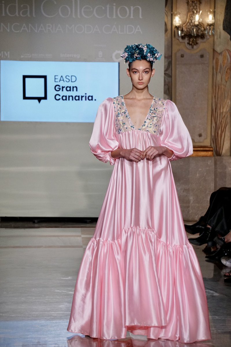 GranCanariaMC's tweet photo. 🌸Los alumnos de la Escuela de Arte y Superior de Diseño Gran Canaria #easdgc presentan en #GranCanariaBridal su colección “Petite Capsule” con la que buscan "expresar el concepto de libertad tan aclamado y necesario en los momentos que vivimos".
 
 #Pasarela #Moda #novias #bride https://t.co/guYuv9peyo