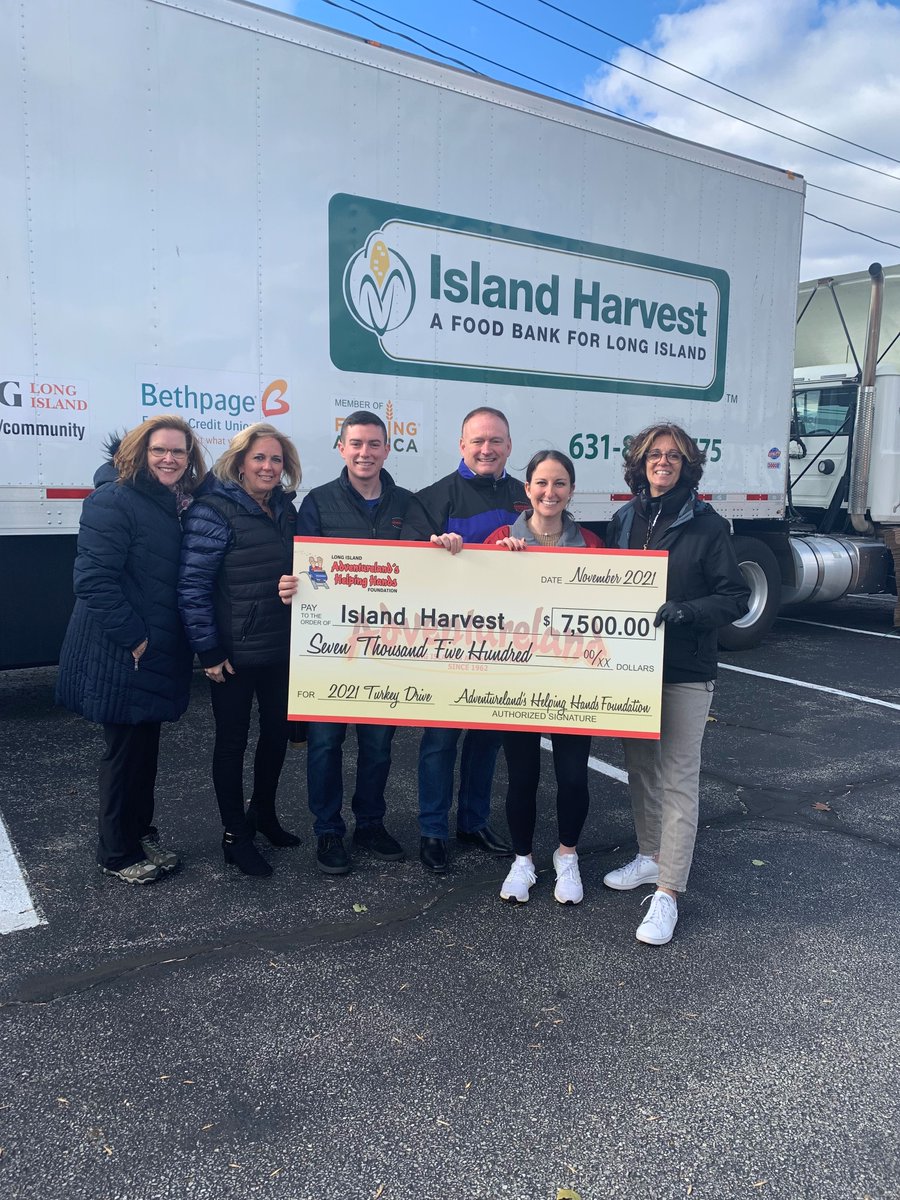 Thank you <a href="/AdventurelandLI/">Adventureland Long Island</a> for your generous donation of $7,500 to the #BethpageTurkeyDrive 🦃🚗 to help feed families across Long Island this Thanksgiving! There is still time to stop by and donate or donate online using the link: bit.ly/3csSv0b