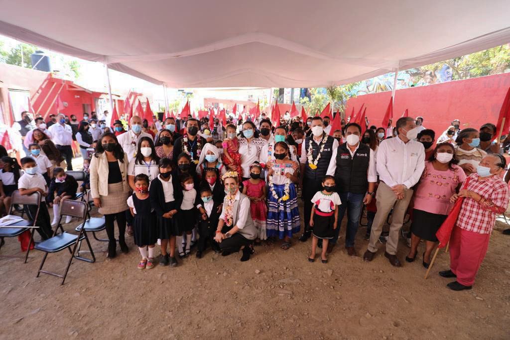 alejandromurat's tweet photo. Junto a mi esposa @IvetteMurat, entregamos Certificados de Posesión Inmobiliaria a 182 familias de la colonia Francisco Villa de Santa María Atzompa; con esta acción, después de 10 años les brindamos la regulación de sus predios y les aseguramos su patrimonio. https://t.co/C2lzQV7O2t