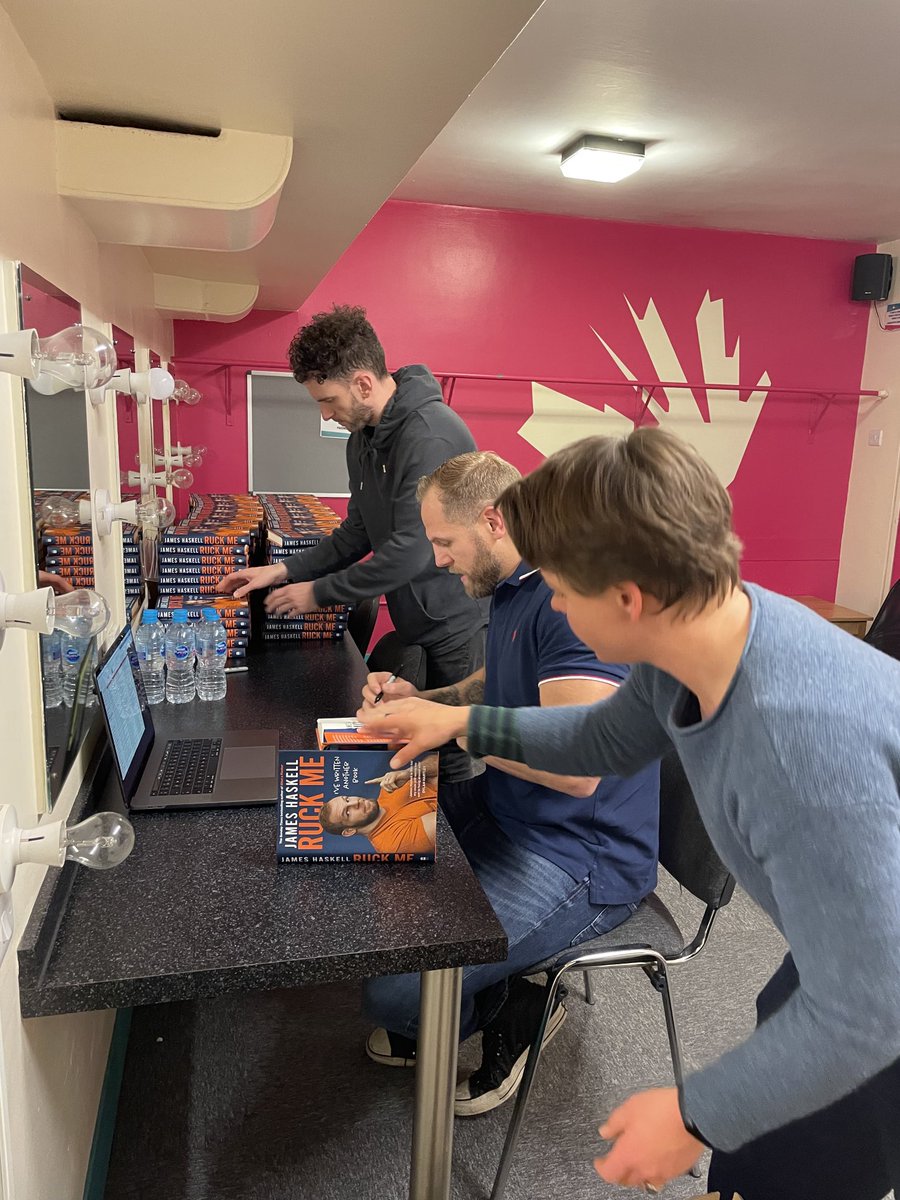 warwick_books's tweet image. At least 3 of us were working!! That was a full squat for each signed book so I know I had a cheeky little work out as ⁦@jameshaskell⁩ is a signing machine 💪🏼 #getyoursweaton #RuckMe ⁦⁦@IndieThinking⁩