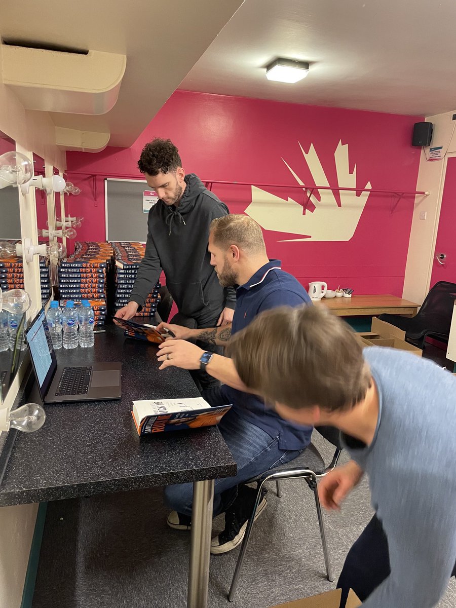 warwick_books's tweet image. At least 3 of us were working!! That was a full squat for each signed book so I know I had a cheeky little work out as ⁦@jameshaskell⁩ is a signing machine 💪🏼 #getyoursweaton #RuckMe ⁦⁦@IndieThinking⁩