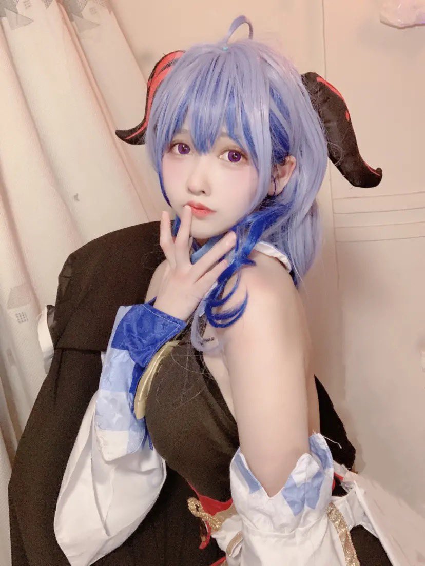 fanchedeGong's tweet photo. 旅行者，可以陪我一起加班吗？#genshin #cosplay #Ganyu https://t.co/m6wAeEzjz1