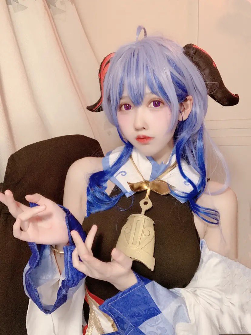fanchedeGong's tweet photo. 旅行者，可以陪我一起加班吗？#genshin #cosplay #Ganyu https://t.co/m6wAeEzjz1