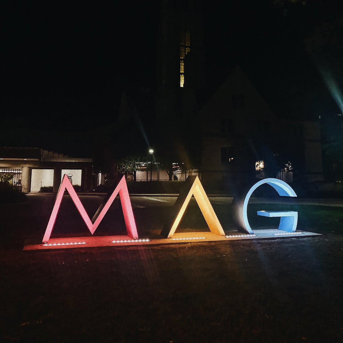 With the power and flexibility of the Jade RGB #floodlights, the Memorial Art Garden in Rochester, New York recently participated in the #LightUpMBC campaign by illuminating the sky in green, teal, and pink for Metastatic Breast Cancer Awareness Day.

griven-usa.com/main/product/j…