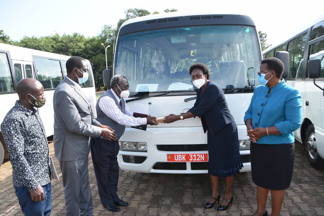 MoESWorldBankUG's tweet photo. #TVETReformsUg. The First Lady and Minister of Education and Sports Hon Janet.K.Museveni  today handed over 17 Motor vehicles to 13 TVET Institutions through the #USDP. They included nine 30 seater buses, one mini bus and seven double cabin pick-ups.@WorldBank @Educ_SportsUg https://t.co/A2FrhadUXg