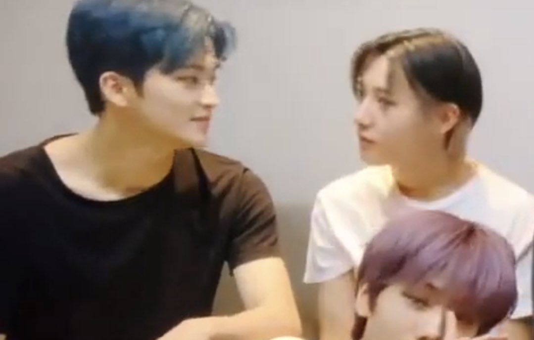 #markren 

🐯 คิดถึงอ่ะดิ

🦊 ใครบอก

🐯 ตอบก่อน

🦊 ป่าว

🐯 โกหก

🦊 อืม…ก็รู้หนิ จะถามทำไม

🐯 สรุป

🦊 คิดถึง

🐯 แฮะ