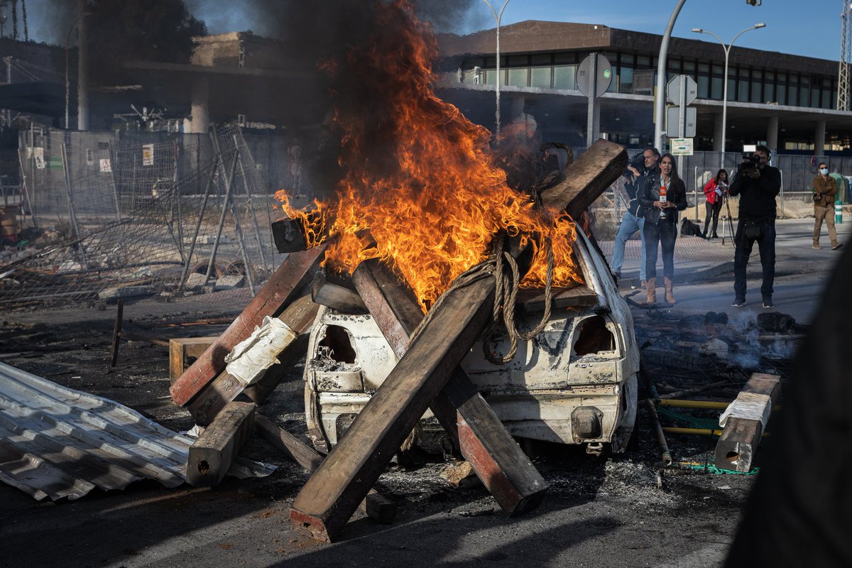 🔴 GALERIA | Foc, barricades, tiraxines i protesta a la vaga indefinida del sector de la metal·lúrgia a Cádiz. 

Imatges i reportatge per a @elsaltodiario i <a href="/lalertacanal/">L’Alerta</a>

#fotoperiodisme #Cadiz #Cadizenlucha #HuelgaMetal #huelgadelmetal