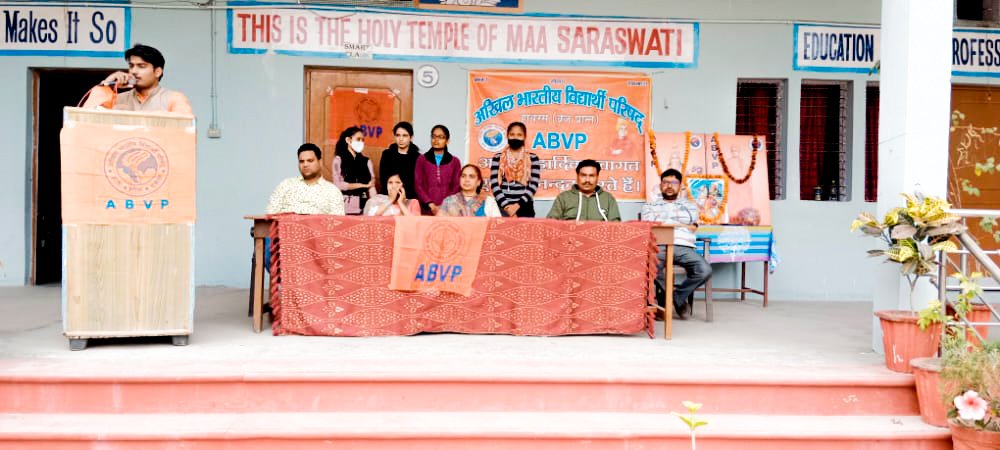 abvphathrasbraj's tweet photo. अखिल भारतीय विद्यार्थी परिषद हाथरस नगर ने संगोष्ठी आयोजित कर वीरांगना रानी लक्ष्मीबाई की जयंती मनाई।
कार्यक्रम में मुख्य अतिथि नीरू गुप्ता जी तथा मुख्य वक्ता मथुरा विभाग के विभाग प्रमुख वरुण अग्रवाल जी रहे। https://t.co/UEKIgrcJ1O