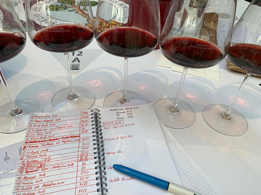 WineNewsIt's tweet photo. Nei #calici #WineNews il #Brunello di Montalcino #vendemmia2017, il Brunello #Riserva2016 e il #Rosso di Montalcino #annata2020 delle oltre 100 #cantine dell’edizione n. 30 di #BenvenutoBrunello2021 by @ConsBrunello #Montalcino (nei prox giorni report Winenews) https://t.co/2stirpNam7