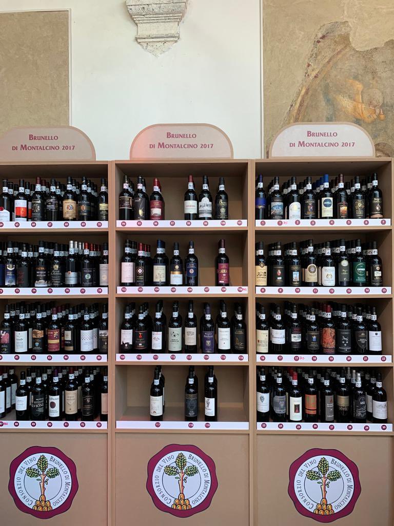 WineNewsIt's tweet photo. Nei #calici #WineNews il #Brunello di Montalcino #vendemmia2017, il Brunello #Riserva2016 e il #Rosso di Montalcino #annata2020 delle oltre 100 #cantine dell’edizione n. 30 di #BenvenutoBrunello2021 by @ConsBrunello #Montalcino (nei prox giorni report Winenews) https://t.co/2stirpNam7