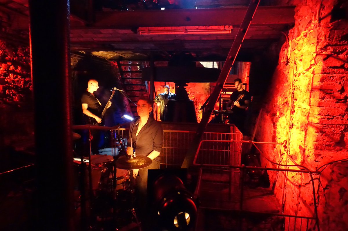 Demain, c’est la sortie de notre premier single #DYSTOPIA avec une #livesession sur #YouTube !!
👾