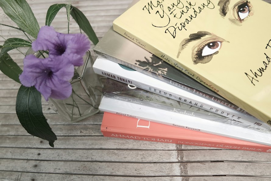 BUKU-BUKU PENULIS INDONESIA YANG LAYAK DIKOLEKSI

Buku, dalam hal ini fiksi, adalah juga penanda halaman peradaban. Meskipun bertajuk fiksi, tetapi buku-buku ini merespons zaman secara lebih jujur.