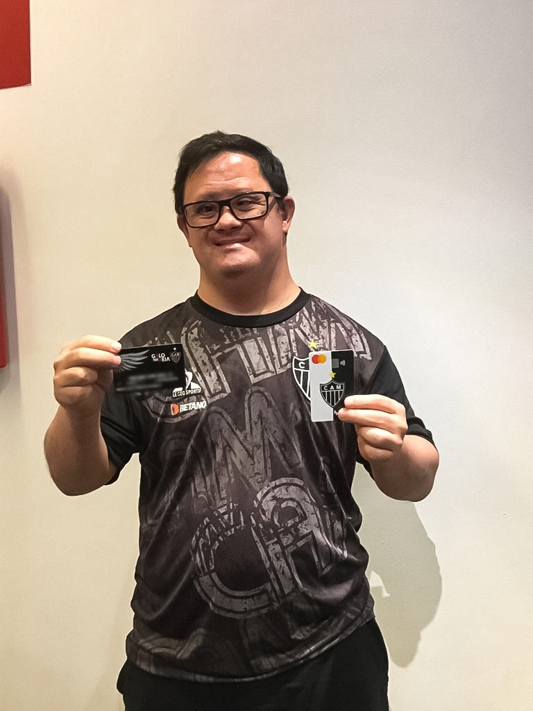 GaloBmg's tweet photo. E ele é muito merecedor de uma surpresa especial! O @GaloBmg garantiu um ano de @GaloNaVeia Preto para ele continuar dando sua força nas partidas do seu clube do coração e acompanhando seu ídolo Hulk. 💪 https://t.co/4Q1T3KqKiQ