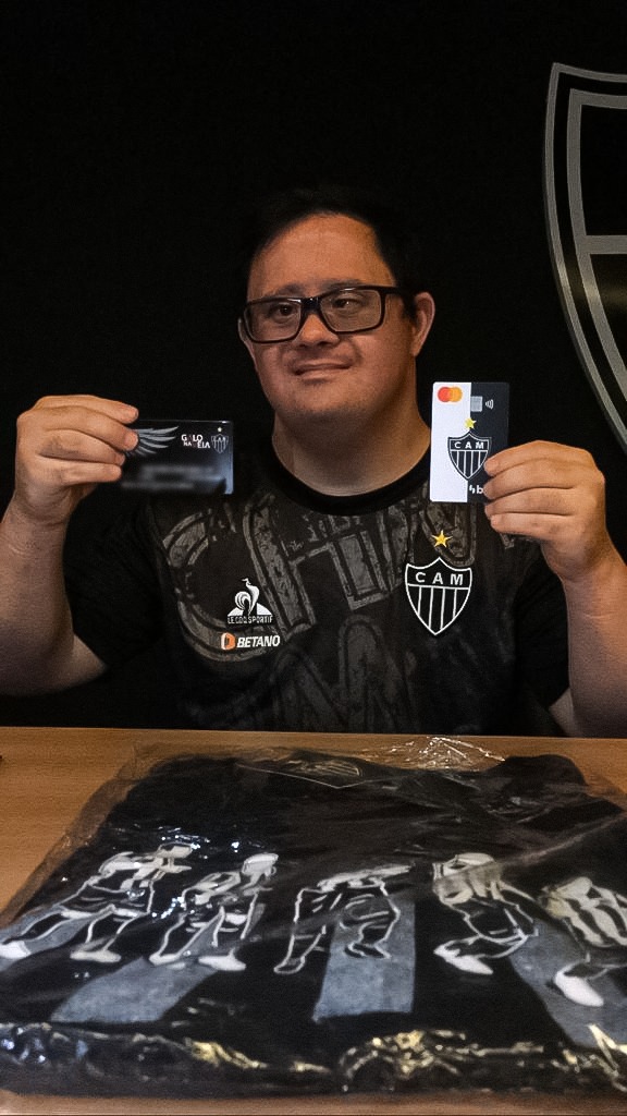 GaloBmg's tweet photo. E ele é muito merecedor de uma surpresa especial! O @GaloBmg garantiu um ano de @GaloNaVeia Preto para ele continuar dando sua força nas partidas do seu clube do coração e acompanhando seu ídolo Hulk. 💪 https://t.co/4Q1T3KqKiQ