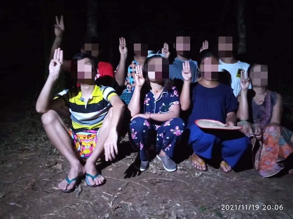 Showing their strong rejection to SAC slavery education system , youths from #Dawei protested in a random forest tonight .
#RejectMurderousJunta 
#Nov19Coup 
#WhatsHappeningInMyanmar
