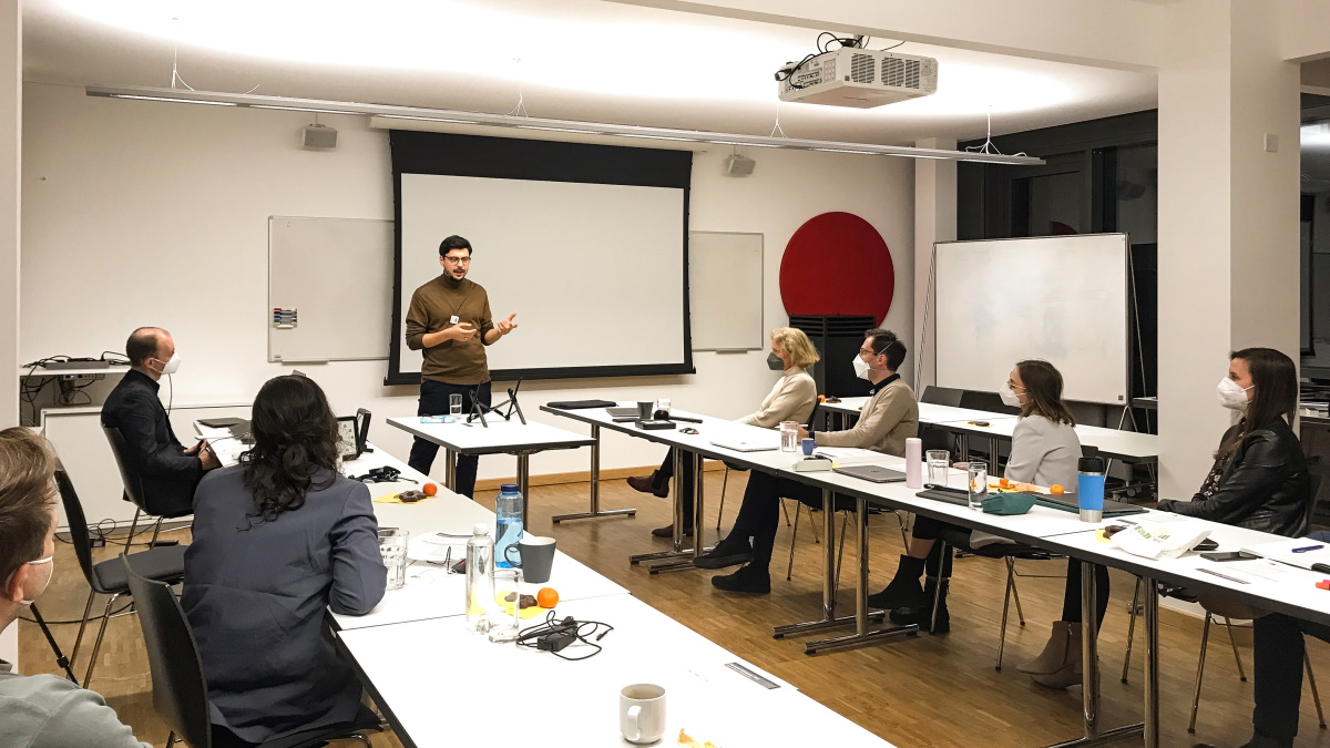 Many, many thanks to our guest speaker Dr. Ali Aslan Gümüsay <a href="/Guemuesay/">Ali Gümüsay @guemuesay.bsky.social</a> for joining our Research Colloquium and his inspirational remarks on the various pathways towards impact in #Entrepreneurship research! 👏🤗