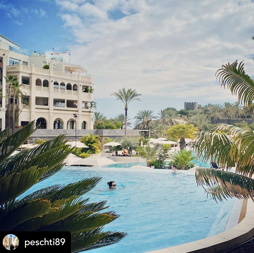 TacandeHotels's tweet photo. #Tenerife ✨

Haz que tu día de piscina en el hotel sea inolvidable. Te esperamos en Gran Tacande Wellness &amp; Relax.

 💙📸 Gracias, Michael. 👉  https://t.co/aaDLk0NiDy

#GranTacande #5Senses #Hotel #DreamSAFE #DreamDays #CostaAdeje #MainPool https://t.co/CIxW35rgMI