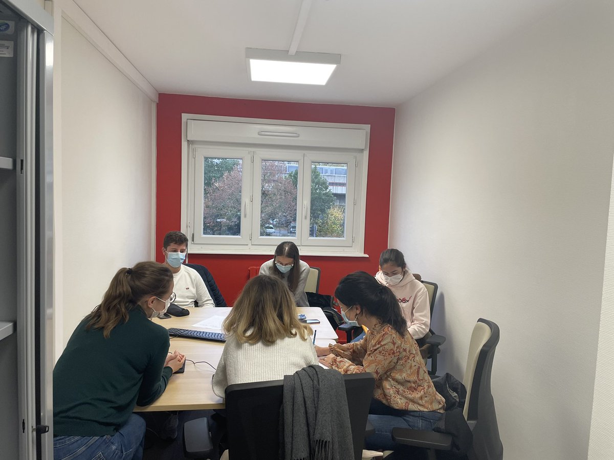 Rien de mieux ou presque la thématique « Gestes qui sauvent ». Avec l’aide de nos DESMU1 et 2, on accompagnent les étudiants en santé pour le #servicesanitaire dans les écoles de la région #kidssavelives <a href="/NAVESophie1/">NAVE Sophie</a> <a href="/univ_lille/">Université de Lille</a> <a href="/SamuNord/">SAMU du Nord</a> <a href="/CHU_Lille/">CHU de Lille</a>