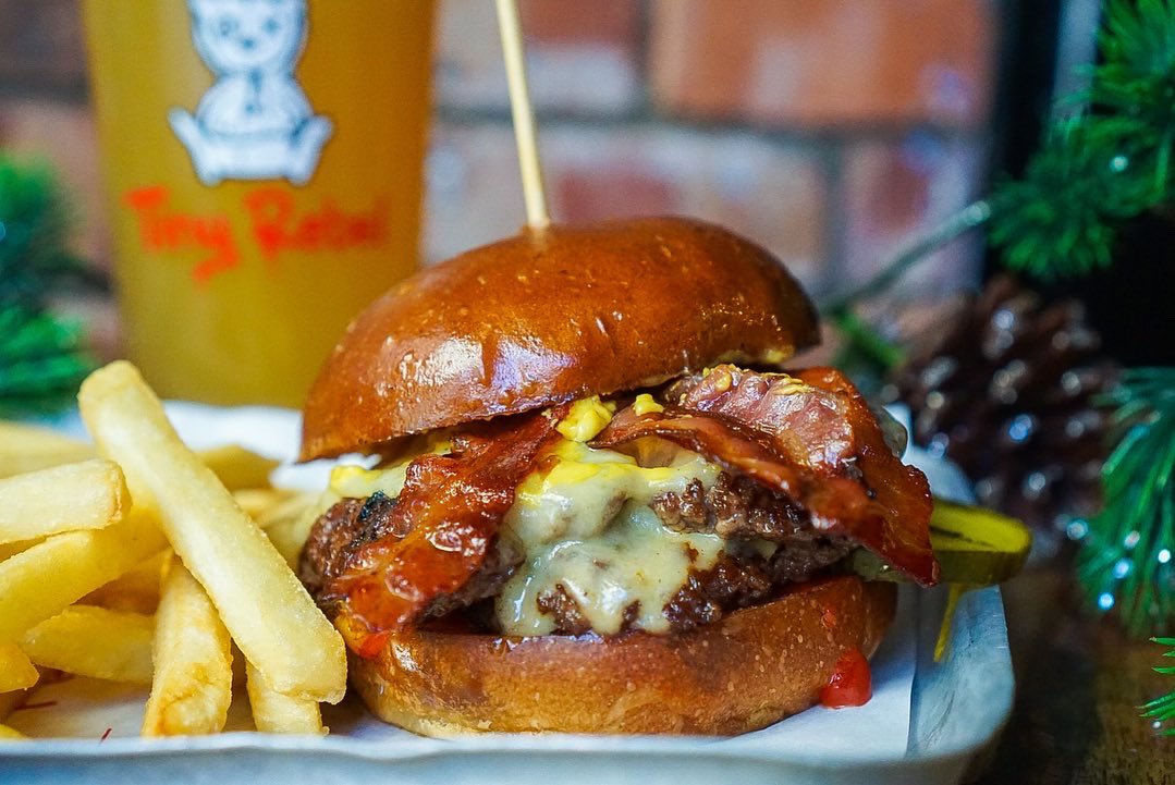 Join us for a weekend of rugby, live music, burgers and BEER! 

We’ll be showing the rugby on our big screens tomorrow, and there’s live music from 6:30pm on Sunday! 

🍺🔥