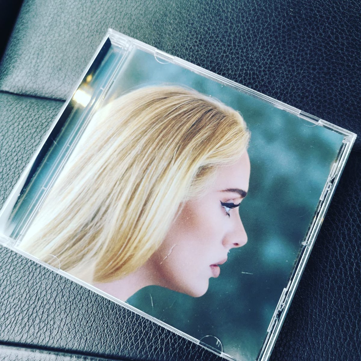 MiaR8's tweet photo. Absolutely love #Adele30
She must have had the Friday feeling when she wrote song number 7!!!

#AdeleIsBack
#Adele https://t.co/zamKxRKEoK