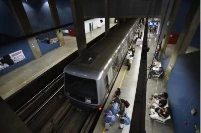 correio's tweet photo. Metrô-DF amplia horário de funcionamento nos dias de Enem.

Decisão da companhia amplia horário de funcionamento nos dois próximos domingos, 21 e 28, em uma hora.
https://t.co/0Onyzy4F9u https://t.co/qGuEfmCz5E