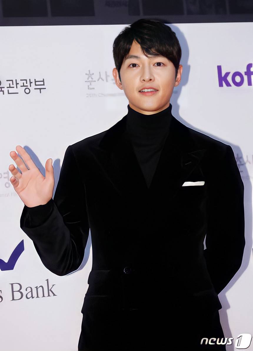 MYJOONGKIAILE's tweet photo. #宋仲基 荣获第26届春史电影节影帝殊荣
#SongJoongKi Won The Best Actor Award inThe 26th Chunsa Film Art Award 

#송중기 

Photos CR to Logo https://t.co/U6ifn2xj6H